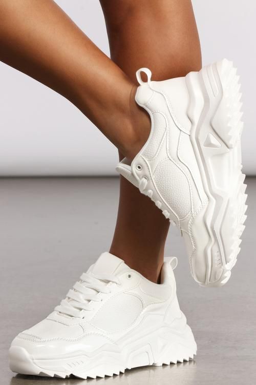 حذاء أبيض رياضي
