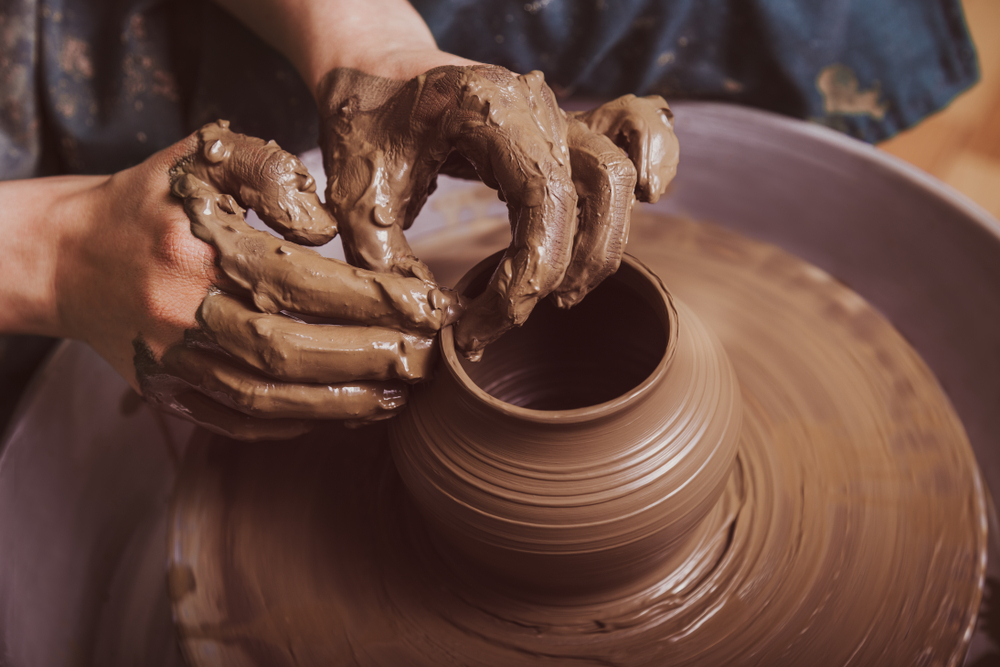 الخامات والادوات الأساسيه في صناعة الأواني الخزفيه الطين