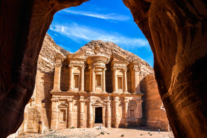 أشهر المعالم السياحية في العالم العربي قديمًا وحديثًا Souq Fann Journal